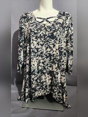 Westbpunf Black & Cream Abstract Crisscross V-Neck 3/4-Sleeve shirt